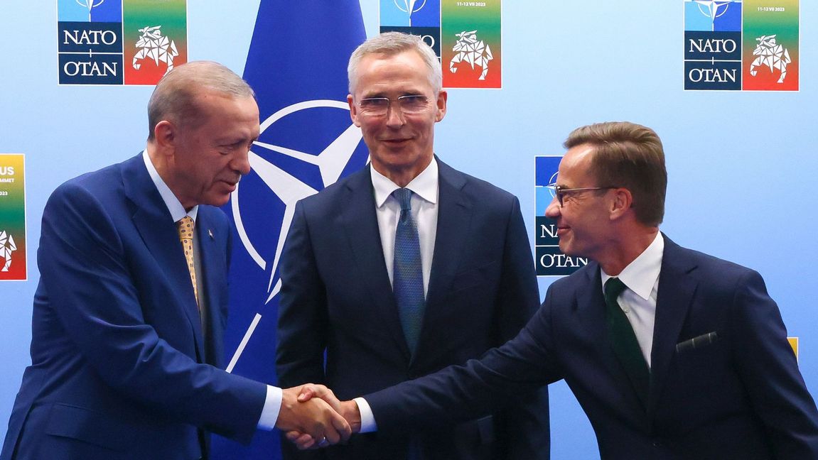 Turkiets president Erdogan skakar hand med statsminister Ulf Kristersson efter Nato-förhandlingar i Vilnius. Foto: Yves Herman