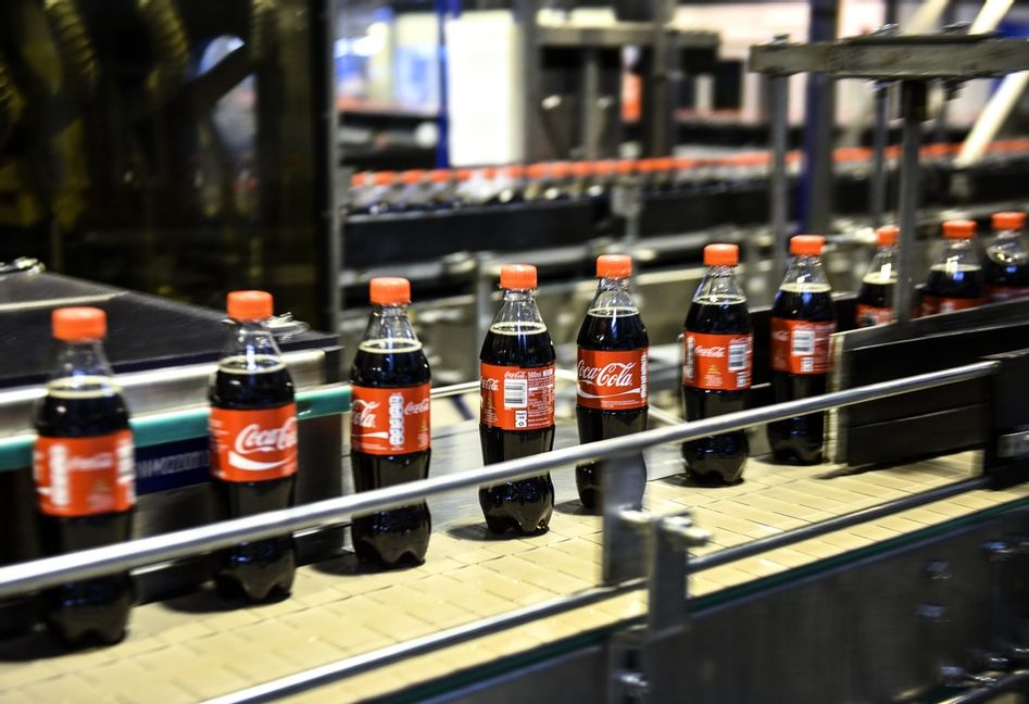 Många i Facebookgruppen uppmanar till att välja andra drycker än från exempelvis amerikanska läskjätten Coca Cola. Arkivbild. Foto: Anders Wiklund/TT