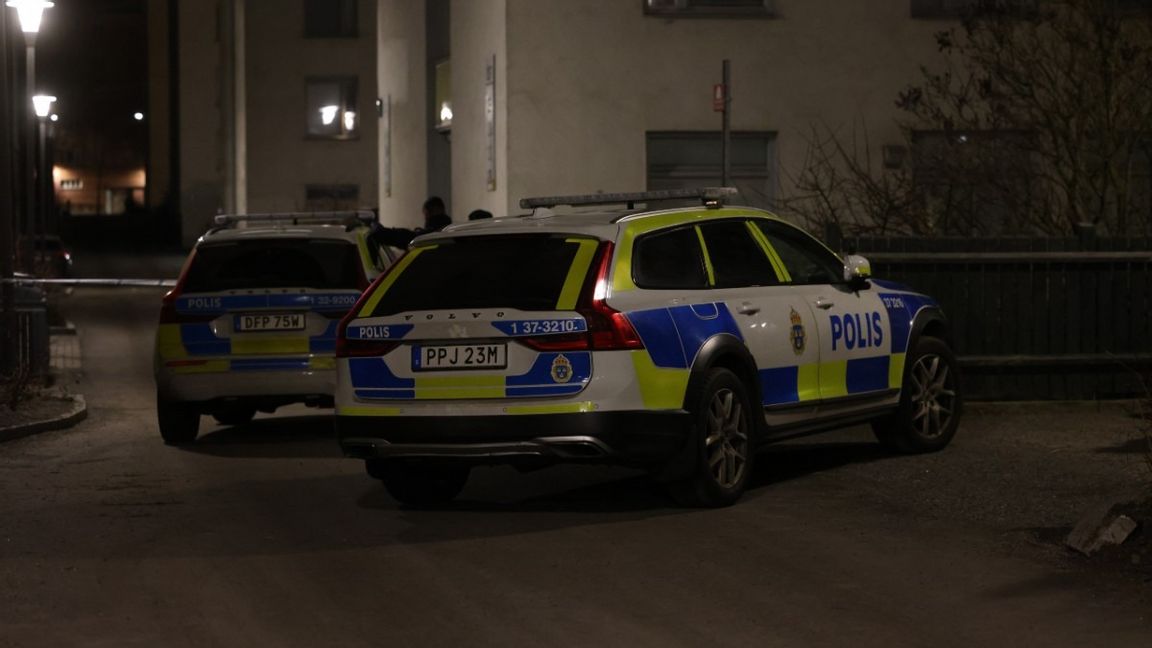 En lägenhet har beskjutits i Farsta i södra Stockholm. Det är andra natten i rad som en lägenhet beskjuts i området. Foto: Nils Petter Nilsson / TT