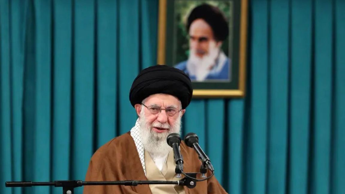 Irans högste ledare ayatollah Ali Khamenei talar på ett möte i Teheran, Iran, förra tisdagen. Foto: Office of the Iranian Supreme Leader/AP/TT