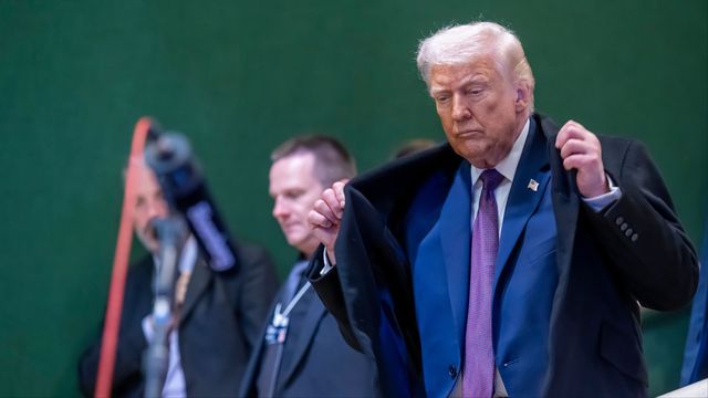 Donald Trump är beredd att lägga på en ordentlig tullsmäll om Kanada ingår ett handelsavtal med Kina. Foto: Laurent Gillieron/Keystone via AP/TT