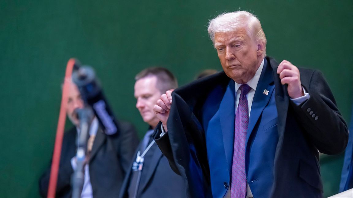 Donald Trump är beredd att lägga på en ordentlig tullsmäll om Kanada ingår ett handelsavtal med Kina. Foto: Laurent Gillieron/Keystone via AP/TT