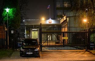 Väktare var på plats utanför ryska ambassaden på Kungsholmen i Stockholm efter nattens färgattack. Foto: Johan Nilsson / TT