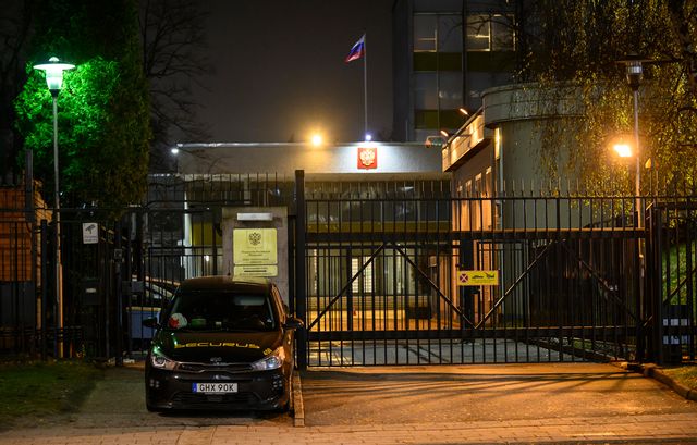 Väktare var på plats utanför ryska ambassaden på Kungsholmen i Stockholm efter nattens färgattack. Foto: Johan Nilsson / TT