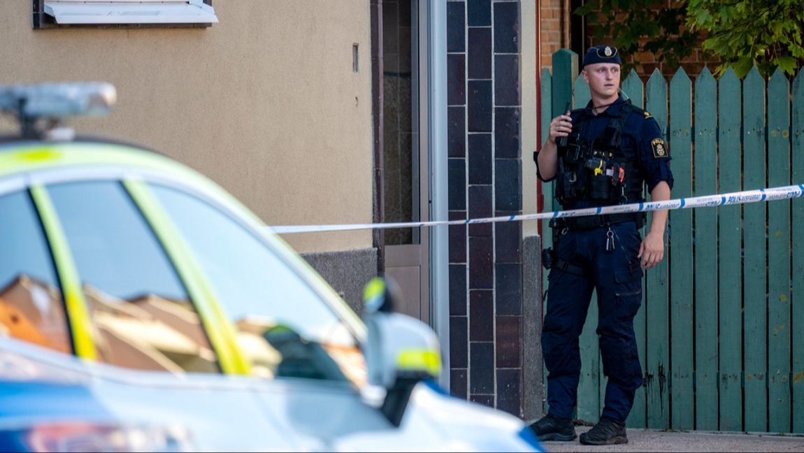 Polis på plats vid ett flerfamiljshus Limhamn sedan en kvinna hittats död på tisdagskvällen.  Johan Nilsson / TT