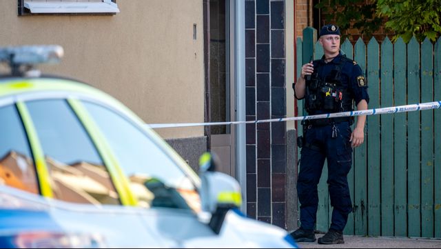 Polis på plats vid ett flerfamiljshus Limhamn sedan en kvinna hittats död på tisdagskvällen.  Johan Nilsson / TT