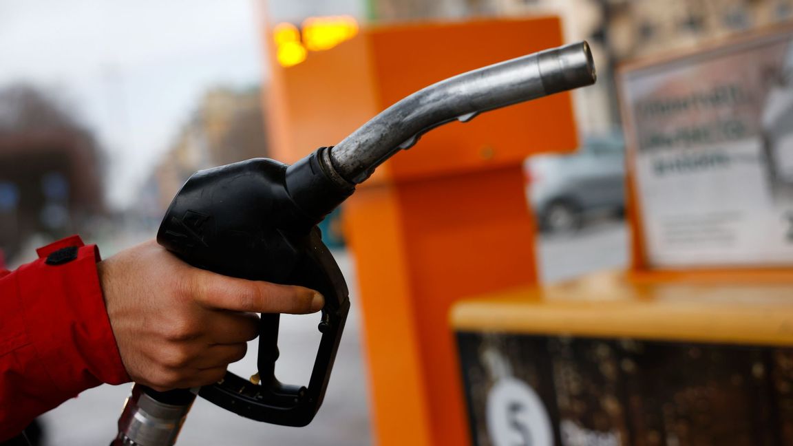 Forskare vid IVL Svenska Miljöinstitutet vill se kraftigt höjda priser på fossila drivmedel för att driva på omställningen till elbilar. Foto: Fredrik Persson/TT