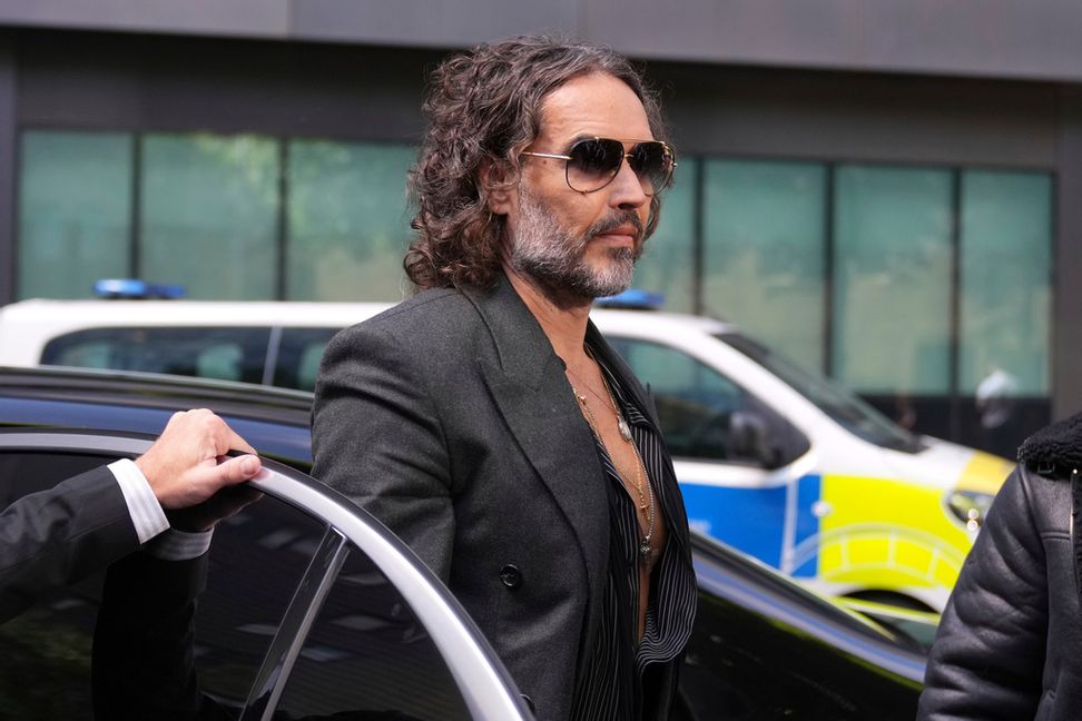Russell Brand utanför rätten i London på fredagen. Foto: Alastair Grant/AP/TT