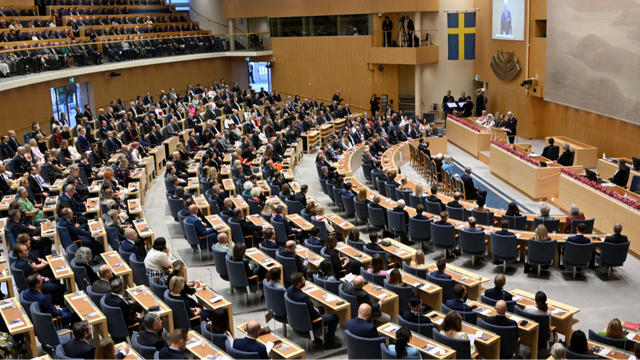 Den svenska demokratin hörs och syns, men lever den? Foto: Anders Wiklund/TT 