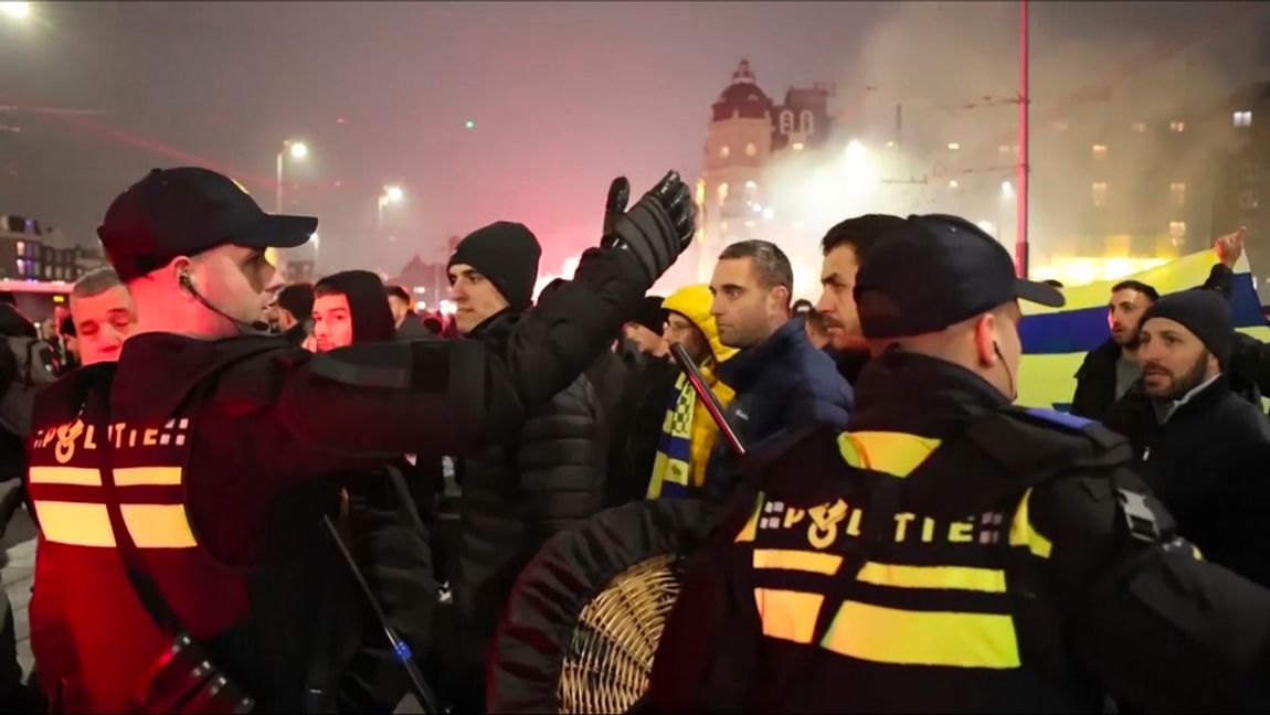 Flera personer skadades i våldet som bröt ut i samband med matchen i Amsterdam den 7 november. Arkivbild. Foto: InterVision/AP/TT