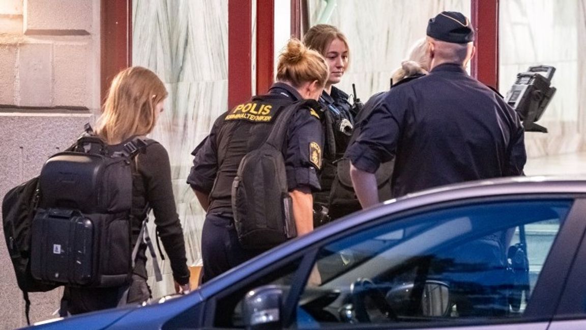 Polis och kriminaltekniker på plats i centrala Malmö sedan två personer hittats döda. Foto: Johan Nilsson/TT