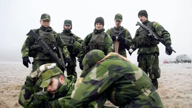 Soldater övar taktiska moment vid Kungsängens skjutfält som en del av Sveriges ökade militära beredskap. Foto: Mikael Andersson/Mitt i