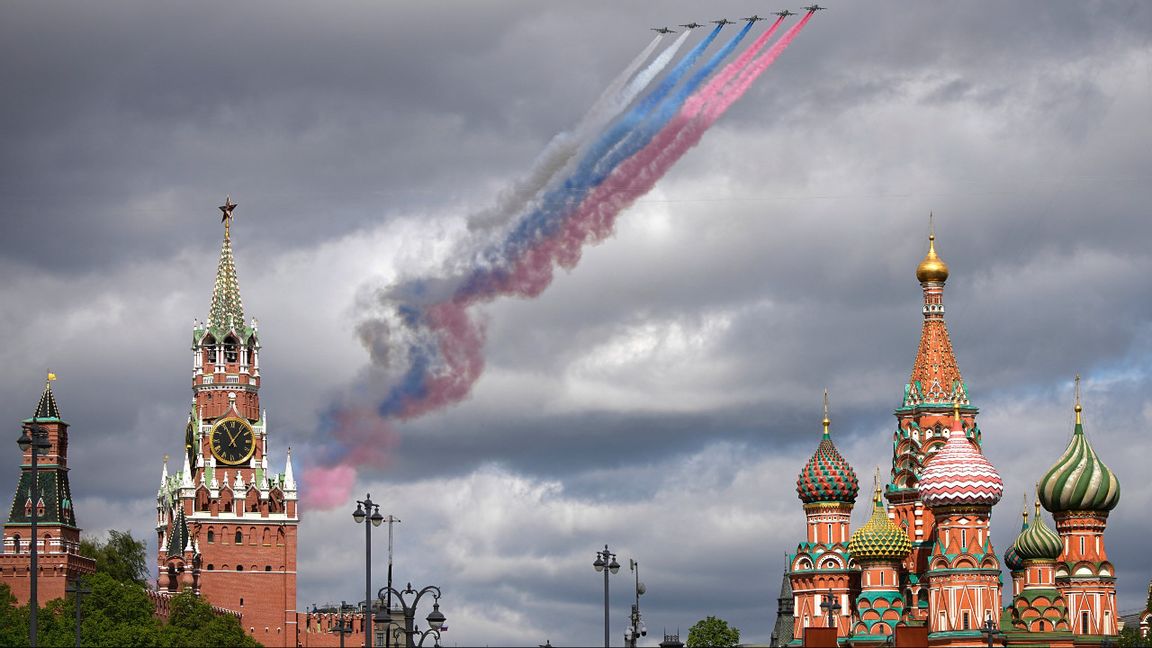Ryska Su-25-stridsflygplan flyger över Röda torget i Moskva och lämnar rökspår i den ryska flaggans färger under en repetition den 5 maj av fredagens segerdagsparad som hålls för att högtidlighålla minnet av Sovjetunionens seger i andra världskriget för 80 år sedan. Foto: AP Photo/Alexander Zemlianichenko