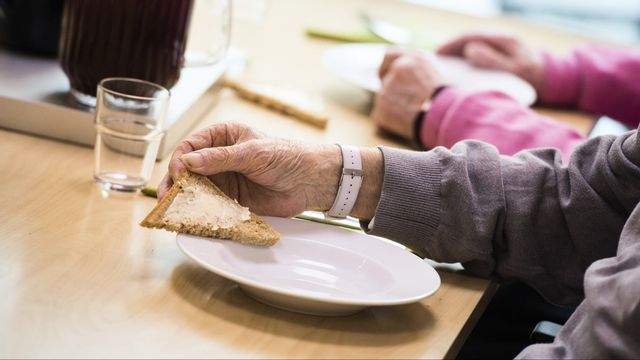 En dement äldre person blev utan mat. Arkivbild. Foto: PONTUS LUNDAHL/TT