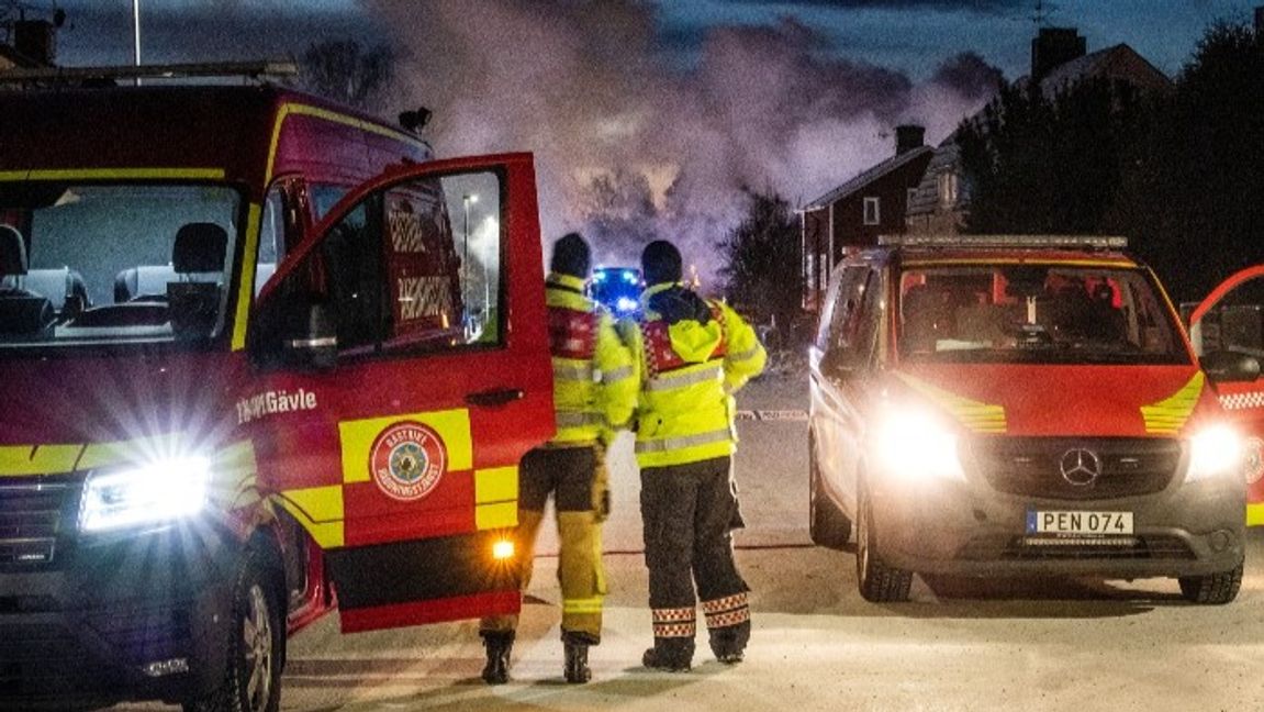 Räddningstjänsten på plats i bostadsområdet i Sandviken där en villa började brinna under natten mot juldagen. Foto: Ulf Palm/TT