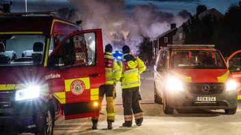Räddningstjänsten på plats i bostadsområdet i Sandviken där en villa började brinna under natten mot juldagen. Foto: Ulf Palm/TT