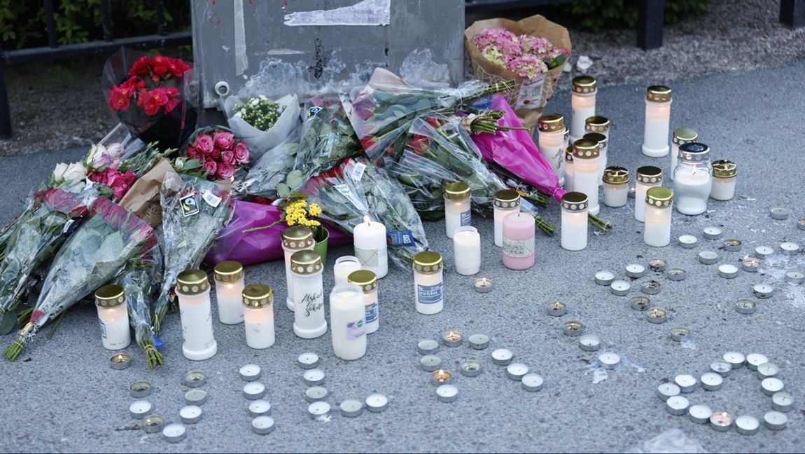 Uppsala är den senaste men inte sista platsen där ljus och blommor markerar sorg efter gängmord. Foto: Fredrik Persson/TT