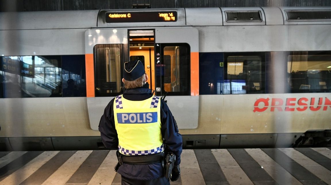 Polis och passkontrollanter på väg ombord för att kontrollera ett Öresundståg på stationen Hyllie i Malmö. Arkivfoto. Foto: Johan Nilsson/TT