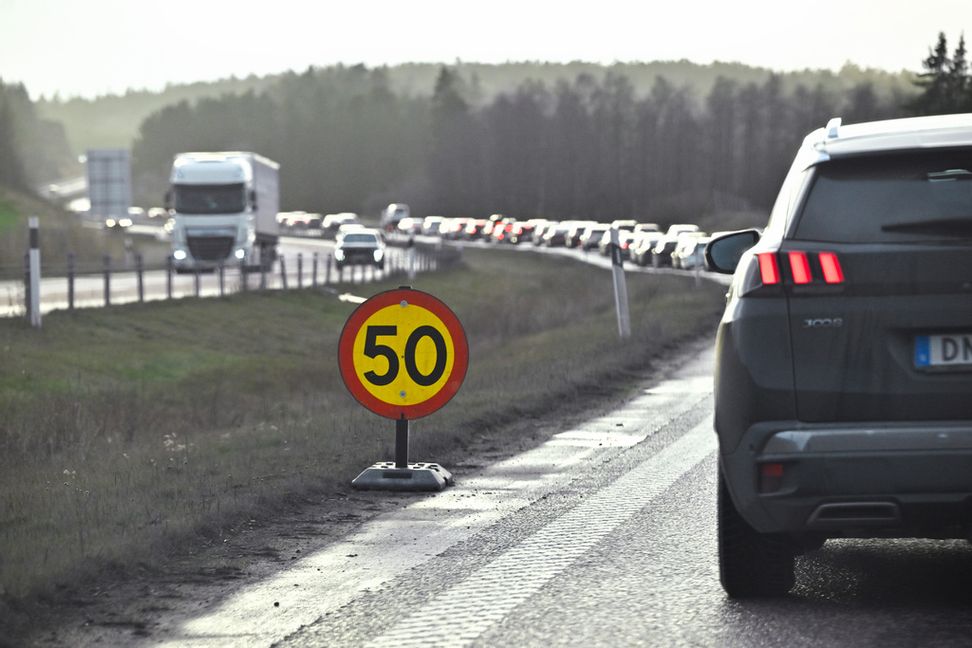 Sprickor i asfalten på E4 mellan Hölö och Vagnhärad, söder om Södertälje. I södergående riktning är vägen avstängd, all trafik är omledd och går i norrgående körfält. Fredrik Sandberg/TT
