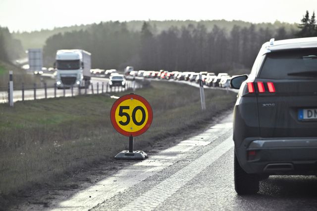 Sprickor i asfalten på E4 mellan Hölö och Vagnhärad, söder om Södertälje. I södergående riktning är vägen avstängd, all trafik är omledd och går i norrgående körfält. Fredrik Sandberg/TT