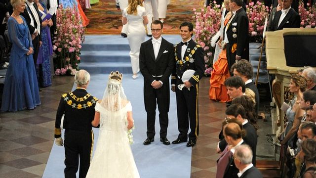 kung Carl XVI Gustaf överlämnar bruden kronprinsessan Victoria till Daniel Westling och Carl Philip vid vigselceremonin i Storkyrkan. Foto: Anders Wiklund /
