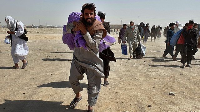 Tusentals människor från Afghanistan har samlats vid gränsen till Pakistan för att fly undan våldet i landet. Arkivbild. Foto: Tariq Achakzai/TT
