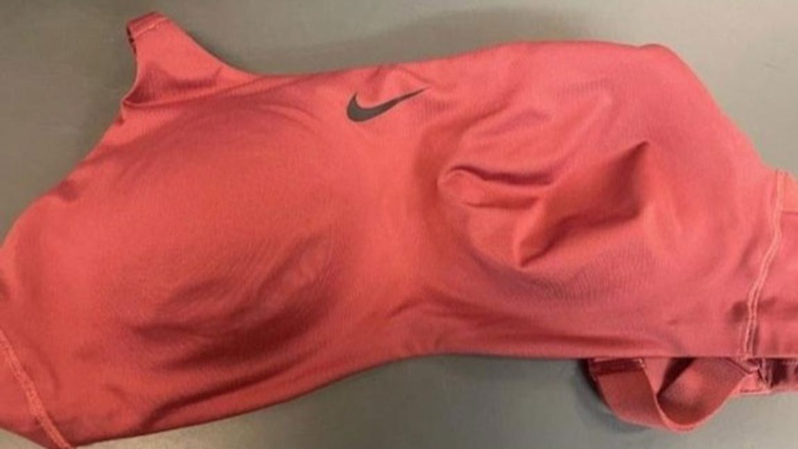 Narkotikan var bland annat gömd i kvinnans sport-bh. Foto: Tullverket.