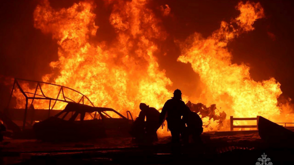 Brandkåren jobbar i Machatjkala. Foto: Ryska räddningsmyndigheter/AP/TT