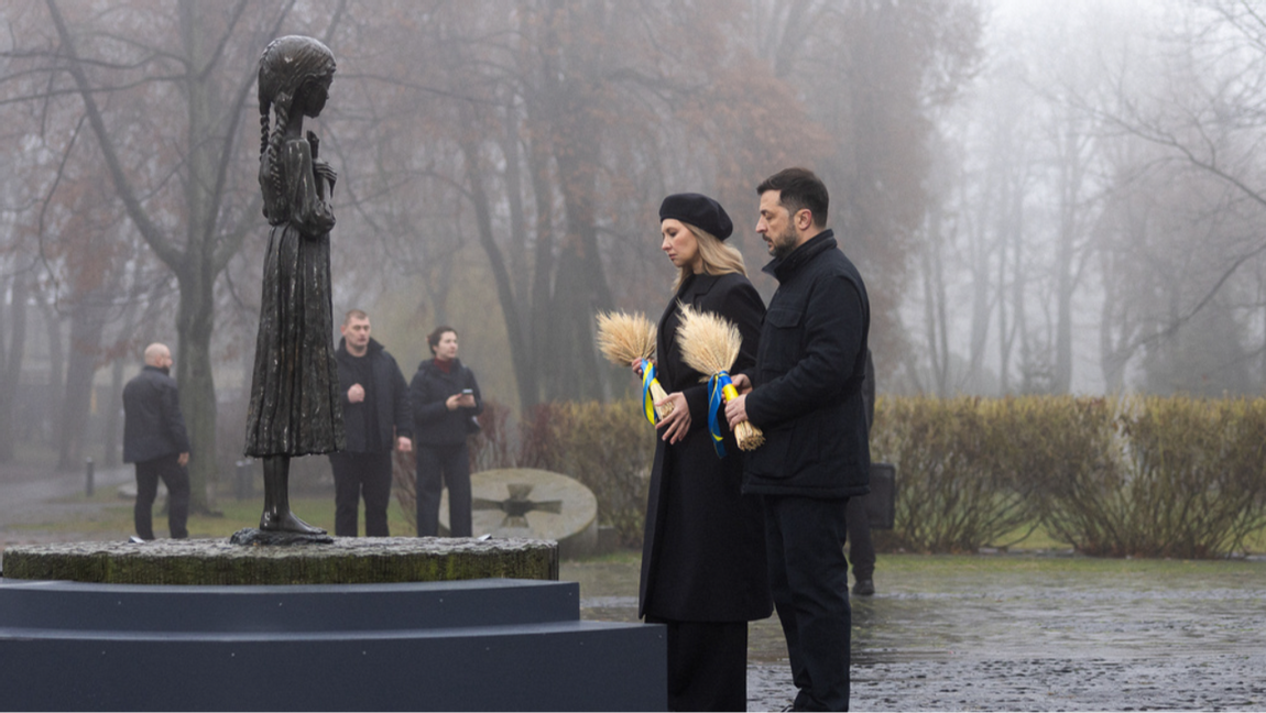 Ukrainas president Volodymyr Zelenskyj framför ett monument till Holodomor, då miljoner ukrainare svältes till döds. Foto: Ukrainian Presidential Press Office / AP / TT