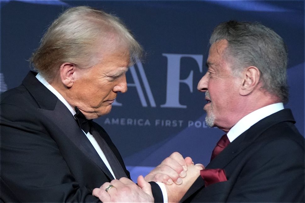 Donald Trump hyllas av skådespelaren Sylvester Stallone vid America First Policy Institute-galan i Mar-a-Lago i Florida. Alex Brandon/AP/TT