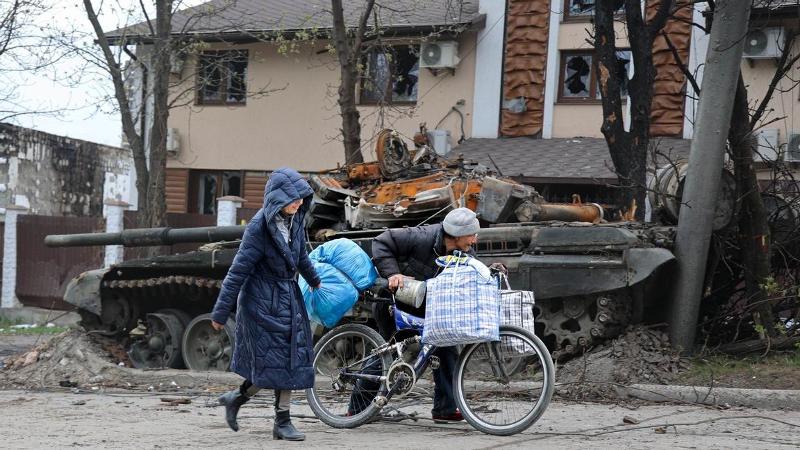 Civila på Mariupols förstörda gator. Foto: Alexei Alexandrov/AP/TT