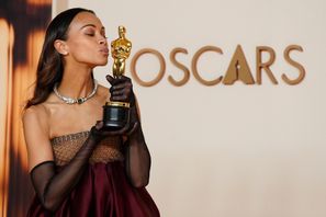 Zoë Saldaña med den Oscarsstatyett hon vann i mars i år. Om några år syns galan på Youtube.  Jordan Strauss/AP/TT