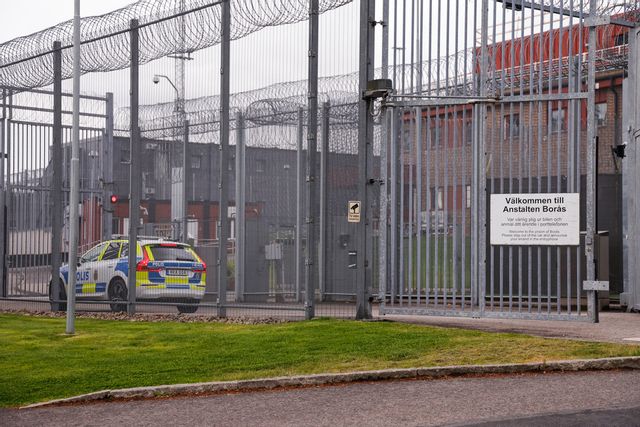 Polis utanför Boråsanstalten efter helgens rymning. Bild från söndagen. Adam Ihse/TT