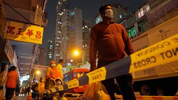 Hongkongbor köade under fredagskvällen vid tillfälliga testanläggningar inför lördagens nedstängning. Foto: Kin Cheung/AP/TT