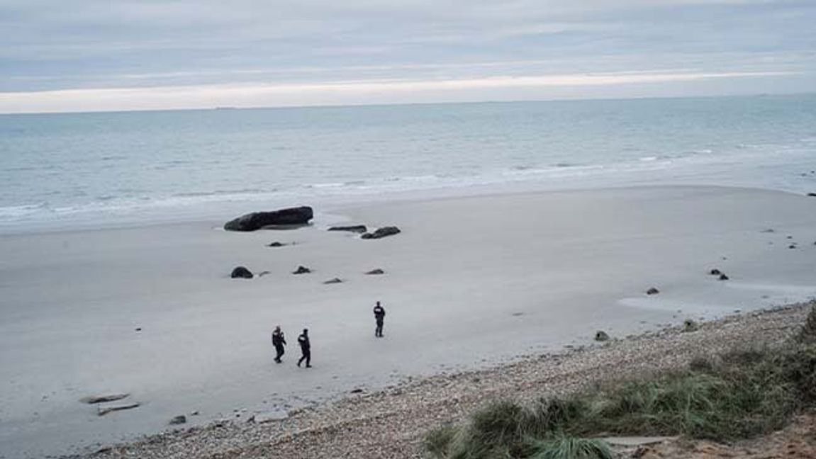 Fransk polis patrullerar vid stranden i Wimereux i norra Frankrike. Arkivbild. Foto: Louis Witter/AP/TT