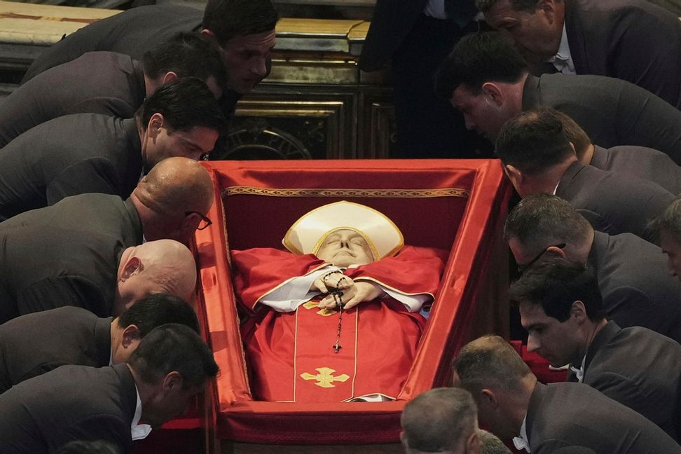 Påve Franciskus i sin öppna kista i Peterskyrkan i Vatikanen. När kyrkan stängde på fredagen hade runt 250 000 människor varit där för att ta avsked. Foto: Andrew Medichini/AP/TT