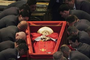 Påve Franciskus i sin öppna kista i Peterskyrkan i Vatikanen. När kyrkan stängde på fredagen hade runt 250 000 människor varit där för att ta avsked. Foto: Andrew Medichini/AP/TT