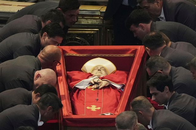 Påve Franciskus i sin öppna kista i Peterskyrkan i Vatikanen. När kyrkan stängde på fredagen hade runt 250 000 människor varit där för att ta avsked. Foto: Andrew Medichini/AP/TT