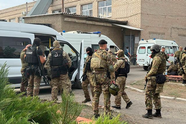Soldater från det ryska nationalgardet på plats utanför fängelset Surovikino under fredagen. Ryska nationalgardet via AP/TT