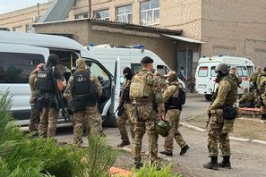 Soldater från det ryska nationalgardet på plats utanför fängelset Surovikino under fredagen. Ryska nationalgardet via AP/TT