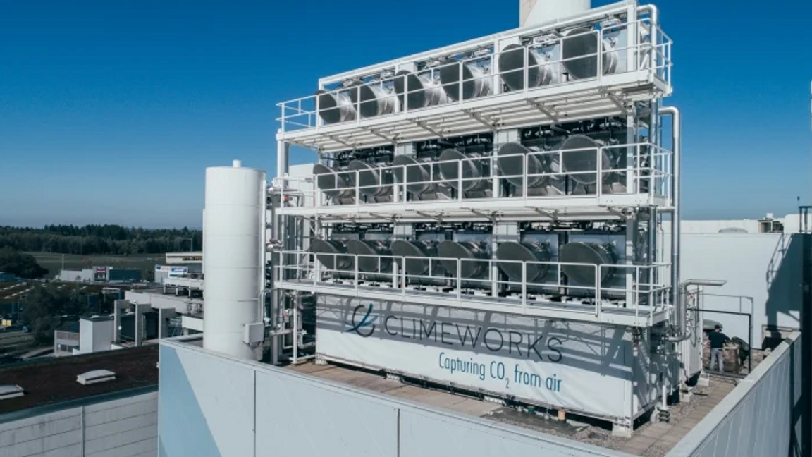 Många tjänar på sådant här – men inte är det vanligt folk, och inte är det klimatet. Foto: Climeworks.