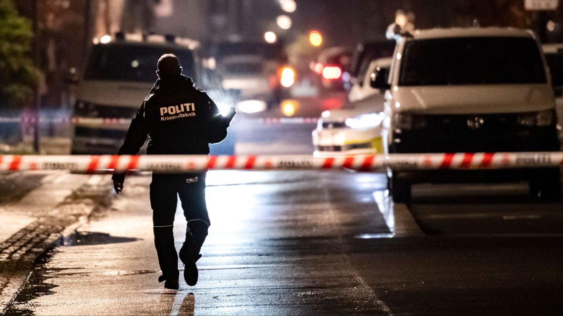Den danska polisens kriminaltekniker arbetade under fredagskvällen vid en frisersalong på Islev Torv i Rødovre där tre personer skjutits. En av de skjutna avled av sina skador. Foto: Johan Nilsson/TT.
