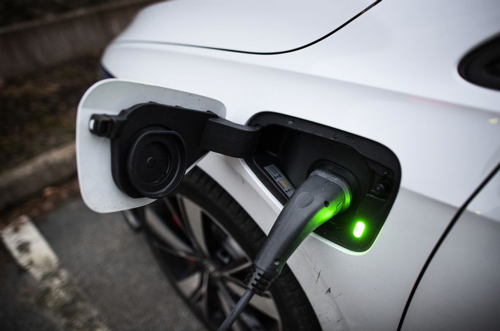 Bil på laddning. Arkivbild. Foto: Pontus Lundahl/TT