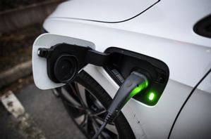 Bil på laddning. Arkivbild. Foto: Pontus Lundahl/TT