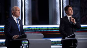 Conservative leader Erin O’Toole, left, and Liberal leader Justin Trudeau speak during the federal election French-language leaders debate, Wednesday, Sept. 8, 2021. Photo: Justin Tang/The Canadian Press via AP/TT