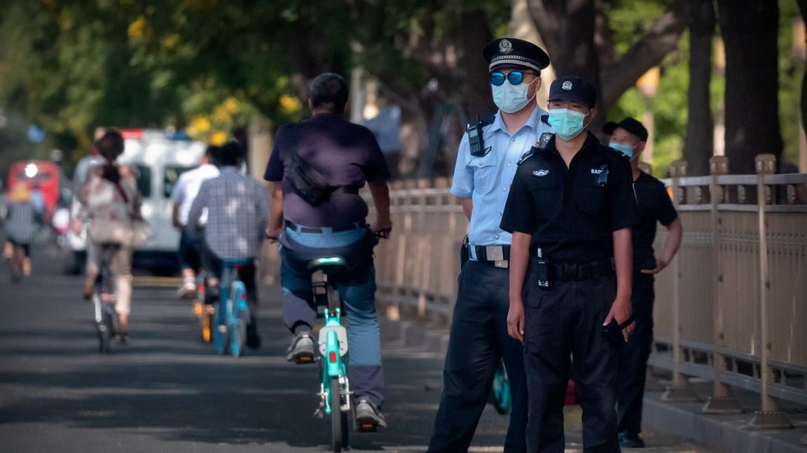Kinesisk polis på plats i Peking i Kina. Foto: Mark Schiefelbein/AP/TT
