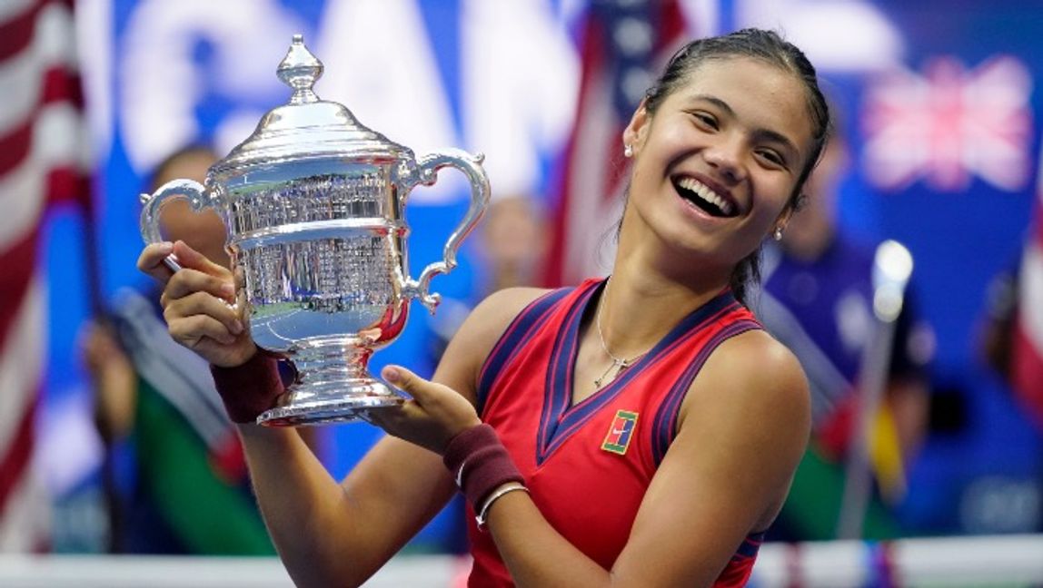 18-åriga Emma Raducanu från Storbritannien lyfter US Open-bucklan i New York. Foto: Seth Wenig/AP/TT