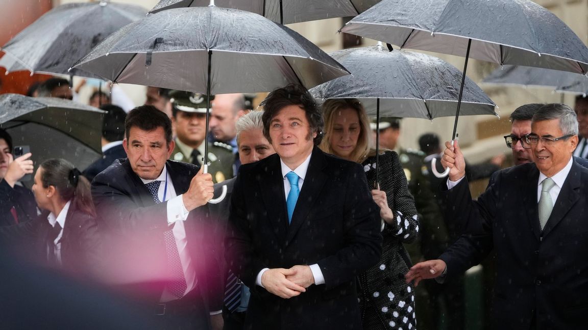 Javier Milei kommer till Norge för att stötta Nobelpristagaren María Corina Machado. Foto: Juan Karita/AP/TT