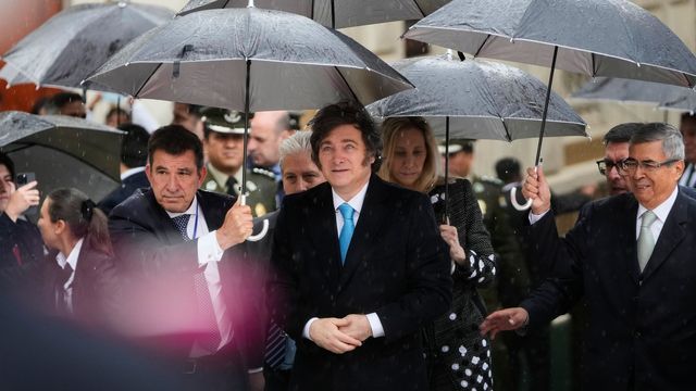 Javier Milei kommer till Norge för att stötta Nobelpristagaren María Corina Machado. Foto: Juan Karita/AP/TT