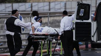 Bild från platsen i Jerusalem där två gärningsmän tidigare idag öppnade eld mot en buss vilket krävde livet av åtminstone sex personer. Foto: Mahmoud Illean/AP/TT